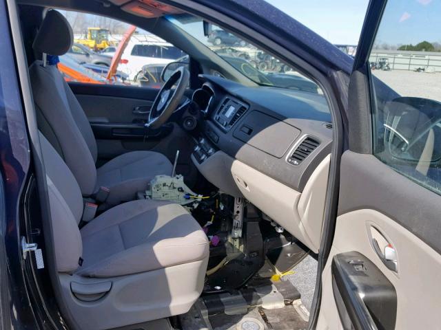 KNDMB5C13G6179252 - 2016 KIA SEDONA LX BLUE photo 5