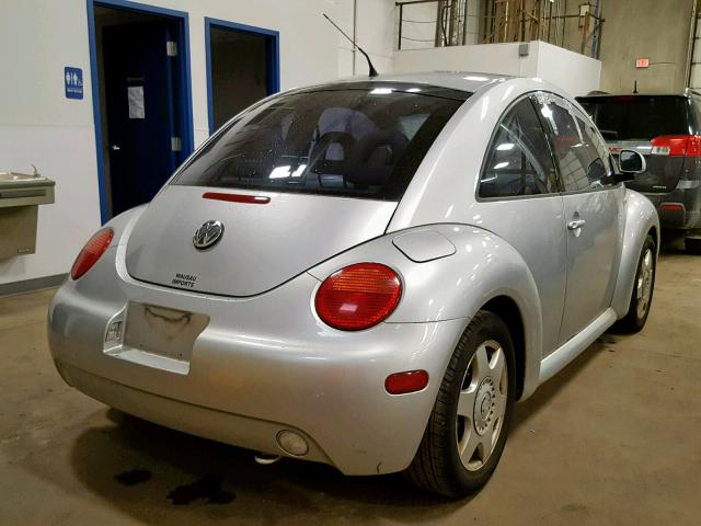 3VWDD21C8YM499548 - 2000 VOLKSWAGEN NEW BEETLE ვერცხლისფერი ფოტო 4