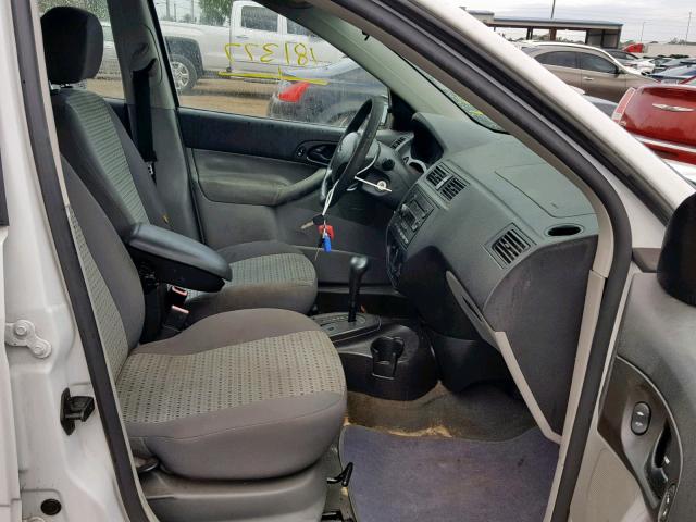 1FAFP34NX6W187806 - 2006 FORD FOCUS ZX4 WHITE photo 5