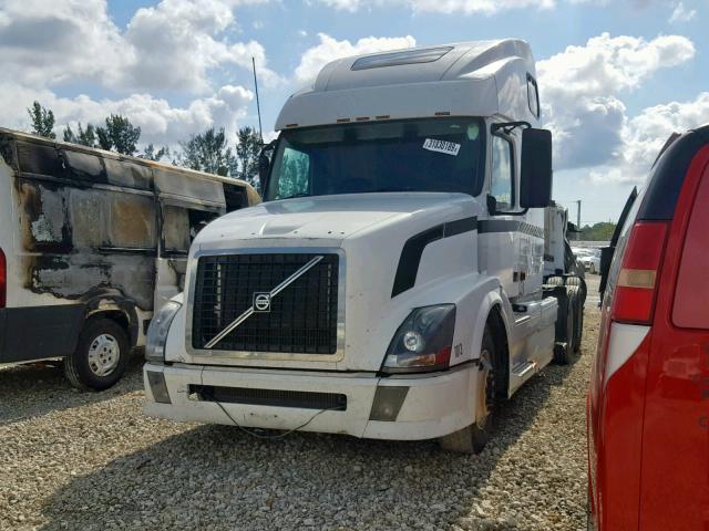 4V4NC9TG27N456884 - 2007 VOLVO VN VNL WHITE photo 2