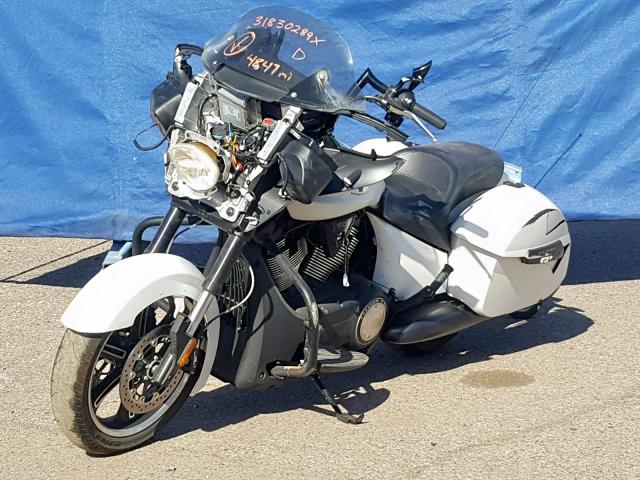 5VPDB36N7G3055569 - 2016 VICTORY MOTORCYCLES CROSS COUN WHITE photo 2