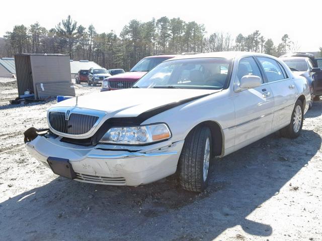 1LNHM83W24Y653583 - 2004 LINCOLN TOWN CAR U WHITE photo 2