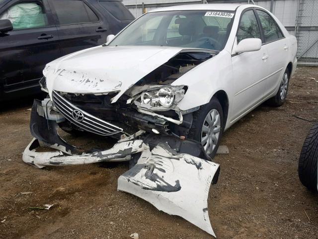 4T1BE32K35U529447 - 2005 TOYOTA CAMRY LE WHITE photo 2