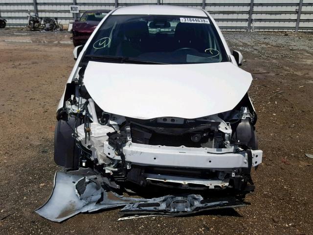 VNKKTUD3XHA075345 - 2017 TOYOTA YARIS L WHITE photo 9