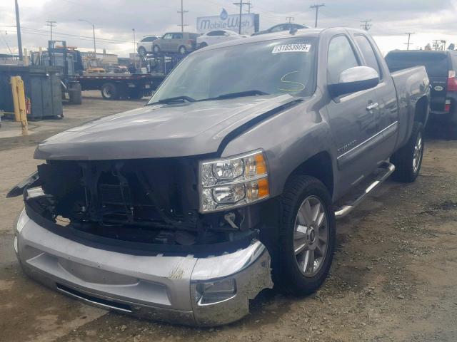 1GCRCSE02DZ339718 - 2013 CHEVROLET SILVERADO GRAY photo 2