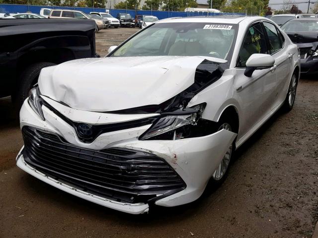 4T1B21HK3JU003110 - 2018 TOYOTA CAMRY HYBR WHITE photo 2