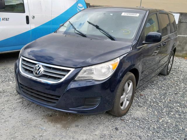 2V4RW3D18AR168783 - 2010 VOLKSWAGEN ROUTAN SE BLUE photo 2