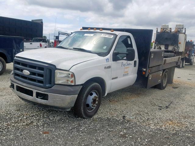 1FDWF36P86EB28153 - 2006 FORD 350 CHSCAB WHITE photo 2