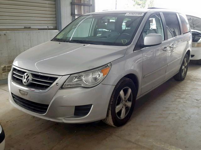 2V4RW3DG7BR670092 - 2011 VOLKSWAGEN ROUTAN SE SILVER photo 2