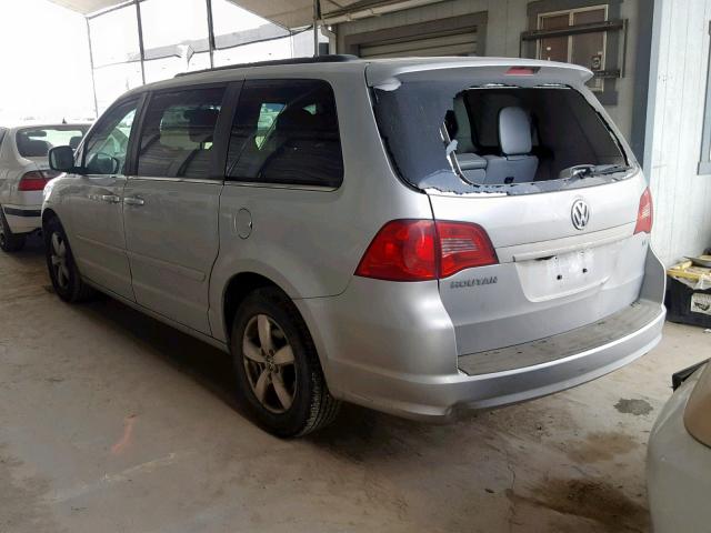 2V4RW3DG7BR670092 - 2011 VOLKSWAGEN ROUTAN SE SILVER photo 3