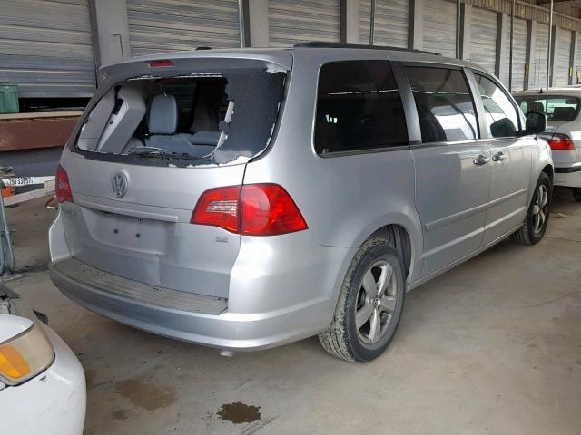 2V4RW3DG7BR670092 - 2011 VOLKSWAGEN ROUTAN SE SILVER photo 4