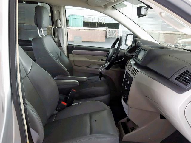 2V4RW3DG7BR670092 - 2011 VOLKSWAGEN ROUTAN SE SILVER photo 5