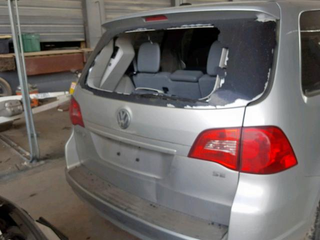 2V4RW3DG7BR670092 - 2011 VOLKSWAGEN ROUTAN SE SILVER photo 9