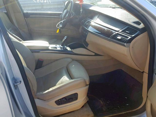 5UXFG8C50BLZ95746 - 2011 BMW X6 XDRIVE5 ვერცხლისფერი ფოტო 5