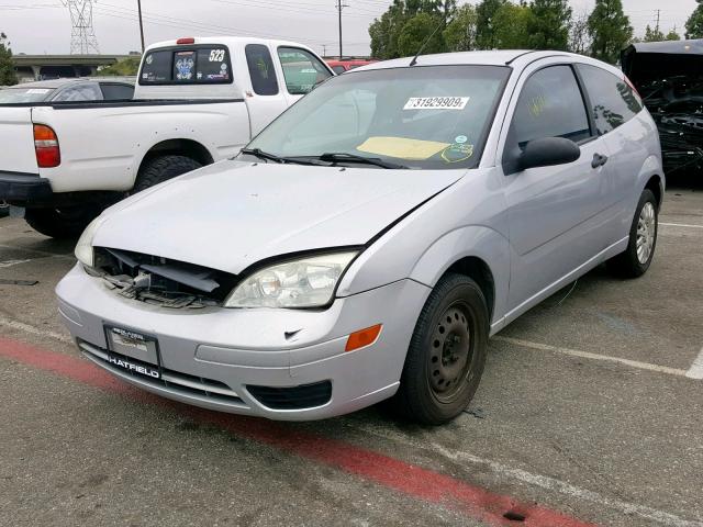 1FAFP31N67W339053 - 2007 FORD FOCUS ZX3 SILVER photo 2