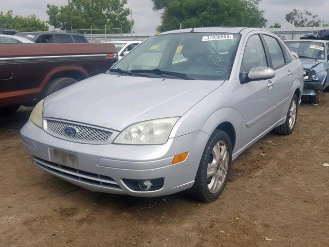 1FAFP38Z15W115677 - 2005 FORD FOCUS ZX4 SILVER photo 2