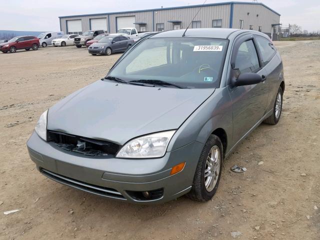 1FAFP31N46W160458 - 2006 FORD FOCUS ZX3 GREEN photo 2