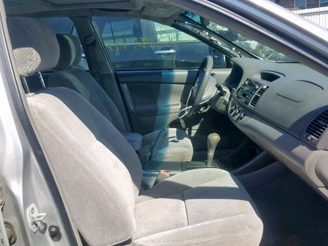 4T1BF32K22U537578 - 2002 TOYOTA CAMRY LE SILVER photo 5