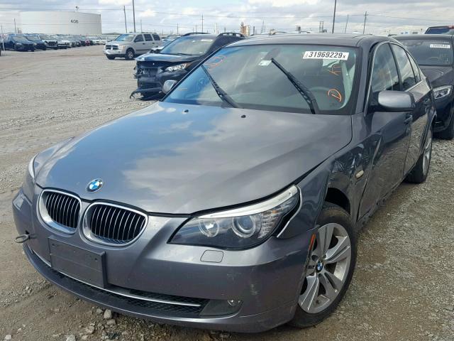 WBANV13579C153889 - 2009 BMW 528 XI GRAY photo 2