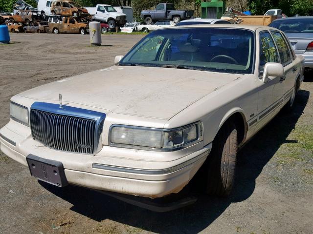 1LNLM83W1VY685727 - 1997 LINCOLN TOWN CAR C WHITE photo 2