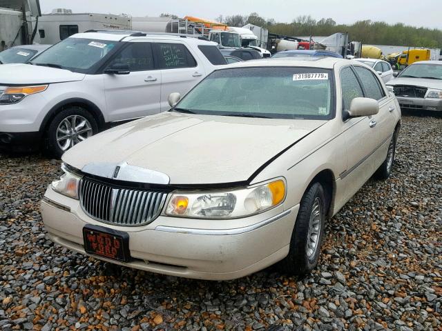 1LNHM83W7YY778312 - 2000 LINCOLN TOWN CAR C CREAM photo 2