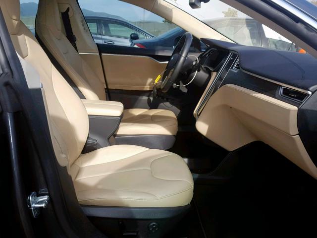 5YJSA1H19EFP54113 - 2014 TESLA MODEL S ნაცრისფერი ფოტო 5