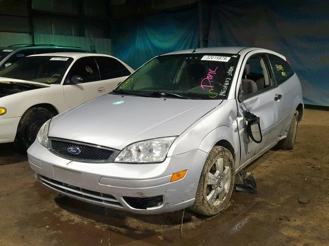 1FAHP31N17W287713 - 2007 FORD FOCUS ZX3 SILVER photo 2