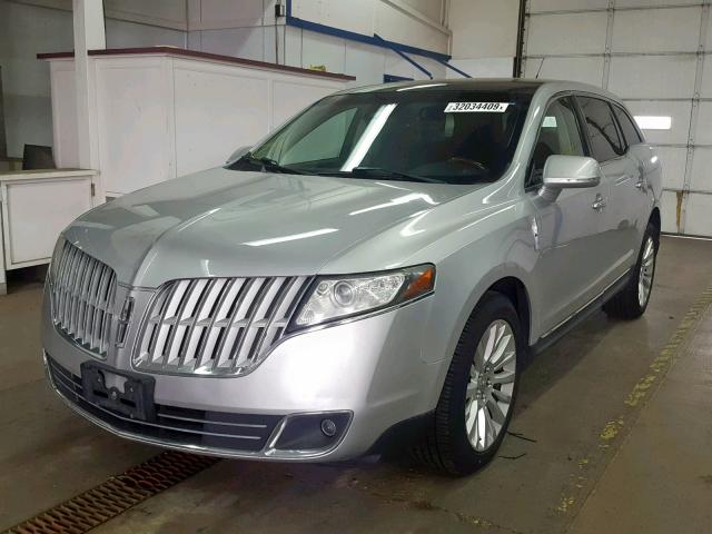 2LMHJ5AR4BBJ52682 - 2011 LINCOLN MKT SILVER photo 2