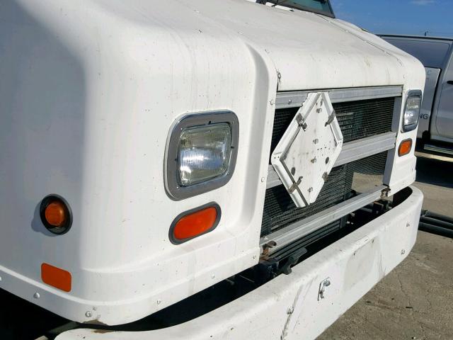 4UZA4FA4XYCF8167 - 2000 FREIGHTLINER CHASSIS M WHITE photo 9