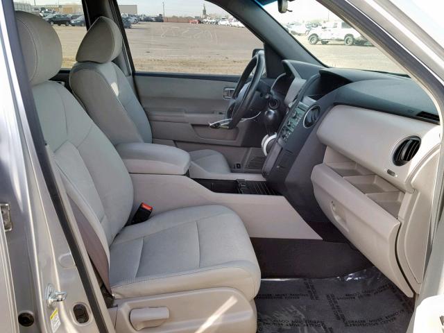 5FNYF3H28BB001605 - 2011 HONDA PILOT LX SILVER photo 5