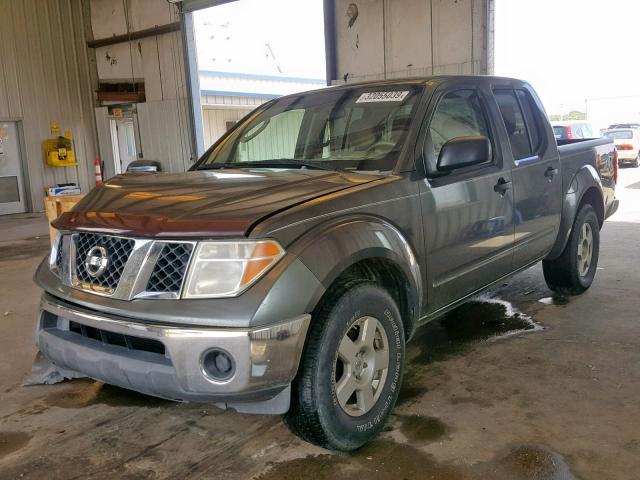 1N6AD07U36C441305 - 2006 NISSAN FRONTIER C GRAY photo 2