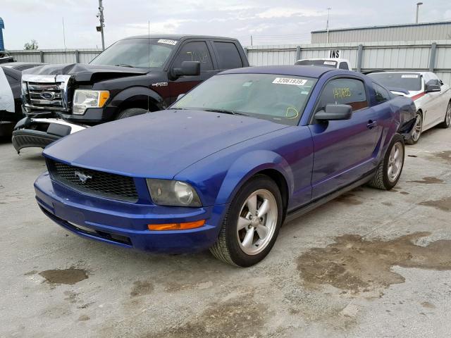 1ZVFT80N855166463 - 2005 FORD MUSTANG BLUE photo 2