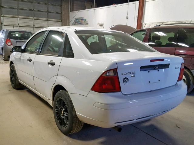 1FAHP34N46W255543 - 2006 FORD FOCUS ZX4 WHITE photo 3