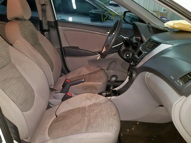 KMHCT4AE5GU000189 - 2016 HYUNDAI ACCENT SE WHITE photo 5