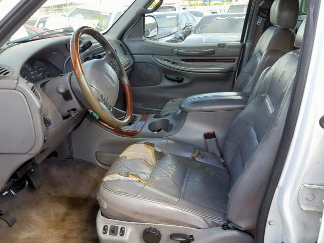 5LMRU27L9WLJ20869 - 1998 LINCOLN NAVIGATOR WHITE photo 5