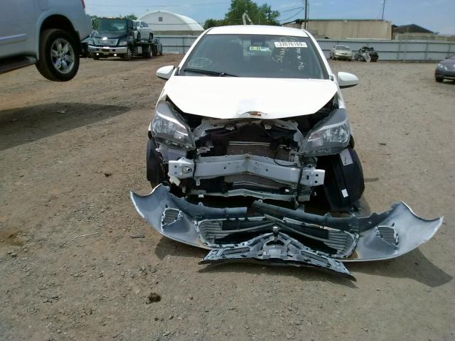 VNKKTUD35HA078766 - 2017 TOYOTA YARIS L WHITE photo 9