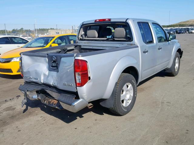 1N6AD07W47C439372 - 2007 NISSAN FRONTIER C SILVER photo 4