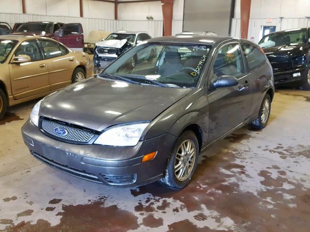 3FAFP31N95R131815 - 2005 FORD FOCUS ZX3 GRAY photo 2