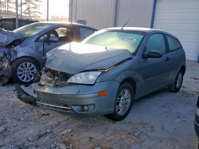 3FAFP31N65R156008 - 2005 FORD FOCUS ZX3 GRAY photo 2