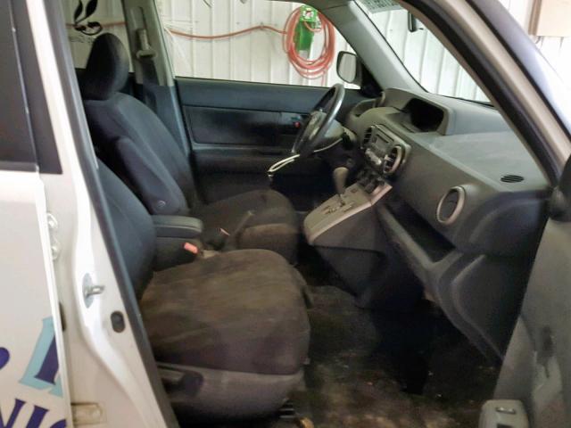 JTLKE50EX81039627 - 2008 TOYOTA SCION XB WHITE photo 5