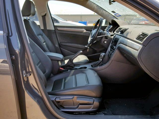 1VWDT7A38HC026086 - 2017 VOLKSWAGEN PASSAT R-L CHARCOAL photo 5