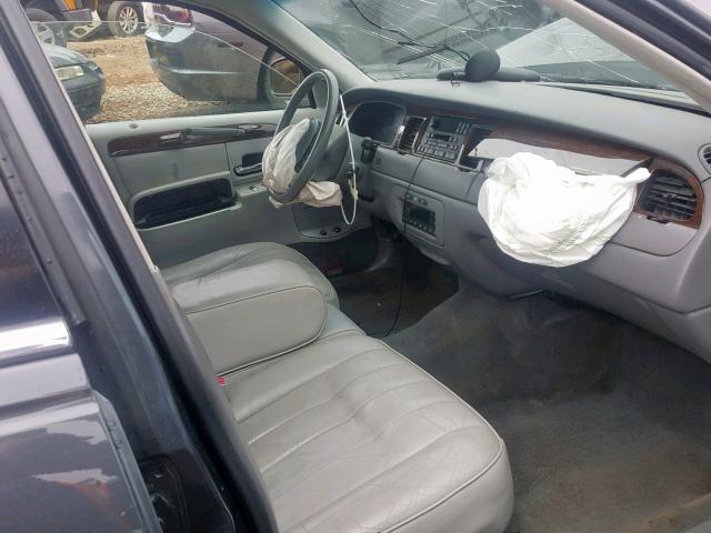 1LNFM81W1WY728206 - 1998 LINCOLN TOWN CAR E GRAY photo 5