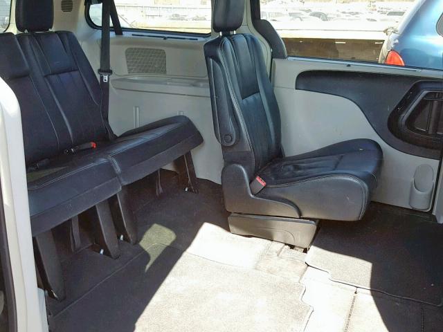 2C4RC1CG5CR227207 - 2012 CHRYSLER TOWN & COU GRAY photo 6