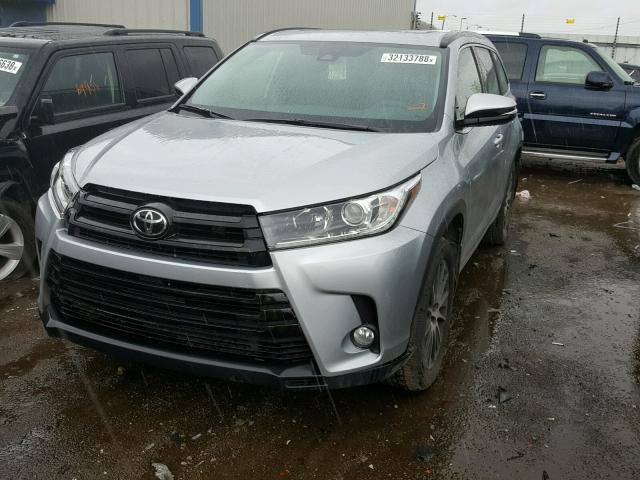 5TDJZRFH5JS529325 - 2018 TOYOTA HIGHLANDER SILVER photo 2