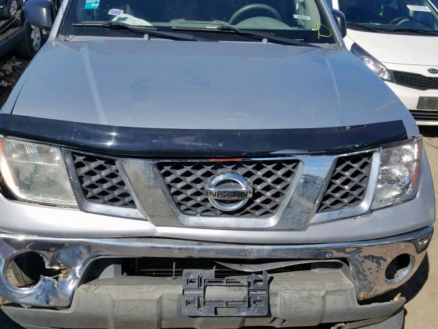 1N6AD07W97C423524 - 2007 NISSAN FRONTIER C SILVER photo 7