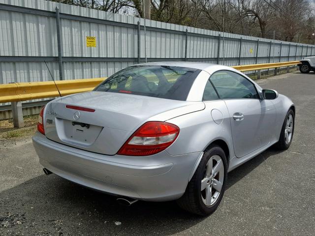 WDBWK54F06F086575 - 2006 MERCEDES-BENZ SLK 280 SILVER photo 4