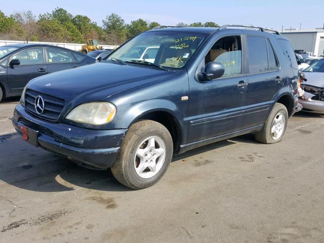 4JGAB54EXYA174077 - 2000 MERCEDES-BENZ ML 320 BLUE photo 2