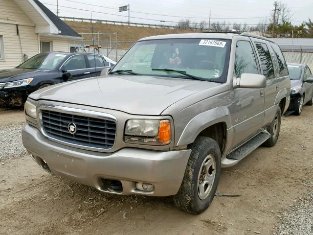 1GYEK13R0YR158971 - 2000 CADILLAC ESCALADE BEIGE photo 2