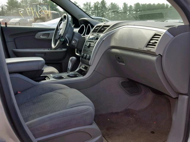 1GNKVFEDXBJ368229 - 2011 CHEVROLET TRAVERSE L SILVER photo 5