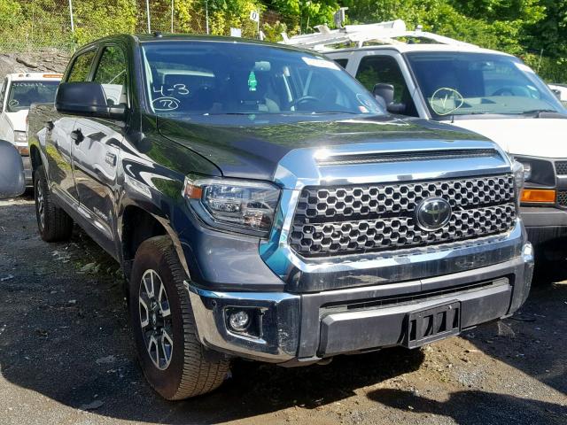 5TFDY5F19JX678911 - 2018 TOYOTA TUNDRA CRE GRAY photo 1